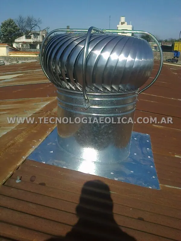extractor_eolico_16_pulgadas_sobre_techo_con_pendiente_vista2.webp