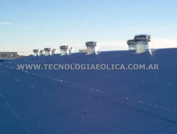 extractor_eolico_30_pulgadas_sobre_techo_con_pendiente_vista1_cielo_abierto.webp