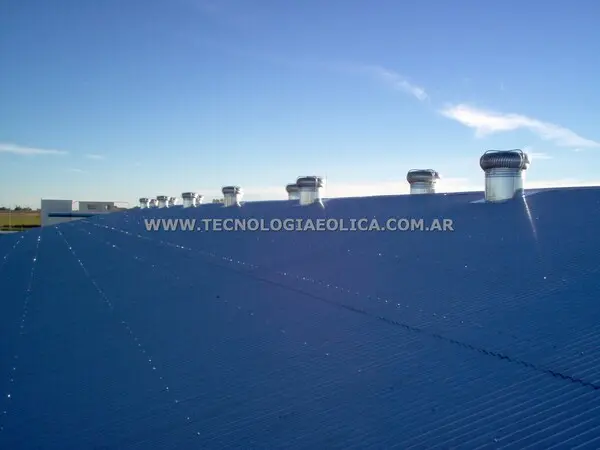 extractor_eolico_30_pulgadas_sobre_techo_con_pendiente_vista2_cielo_abierto.webp
