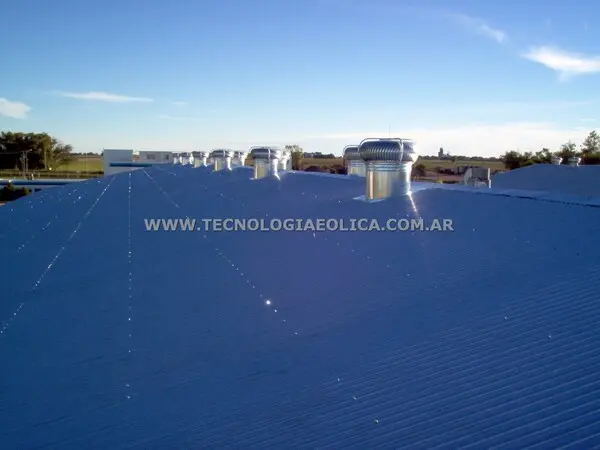 extractor_eolico_30_pulgadas_sobre_techo_con_pendiente_vista4_cielo_abierto.webp