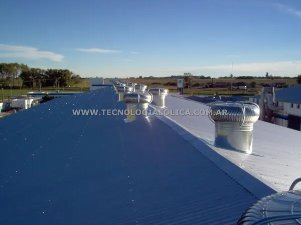 extractor_eolico_30_pulgadas_sobre_techo_con_pendiente_vista5_cielo_abierto.webp
