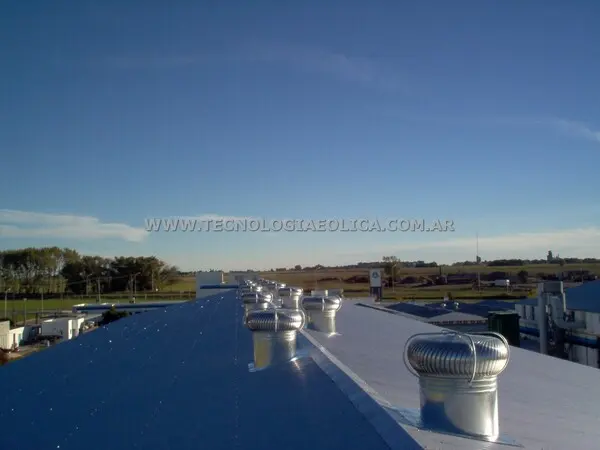 extractor_eolico_30_pulgadas_sobre_techo_con_pendiente_vista6_cielo_abierto.webp